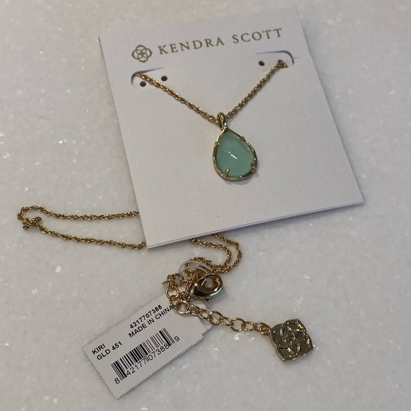 Kendra Scott Kiri Gold Necklace! Comes with pouch - Picture 2 of 4